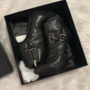 Yves Saint Laurent Black Python 6 inch Ankle Boots 41.5
Sexxxyyyy